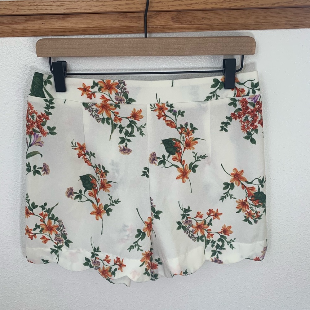 BLU PEPPER White Floral Scalloped Shorts-Size L